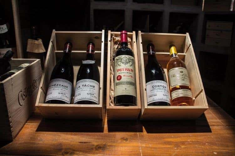 Preziose bottiglie di vini e distillati